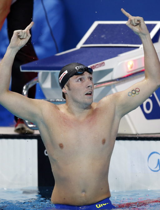Marco Koch reißt im Schwimmbecken seine Arme hoch und feiert seinen Sieg bei den FINA Swimming World Championships 2015.