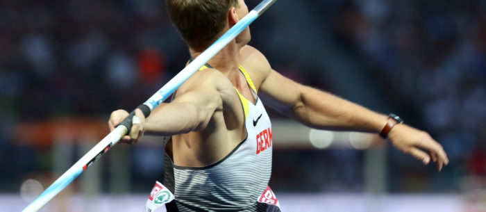Rückenansicht von Olympiasieger und Europameister Thomas Röhler beim Speerwurf.